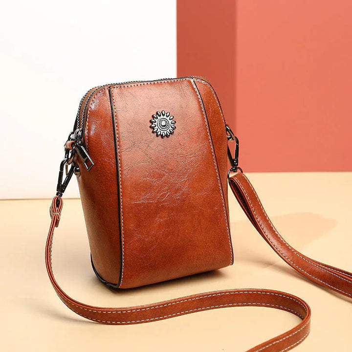 Elegant brown leather women's shoulder bag, stylish everyday handbag, perfect fashion accessory.