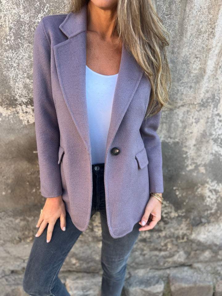 Women's elegant tailored blazer. Professional workwear jacket, ideal for office attire & versatile smart casual fashion.