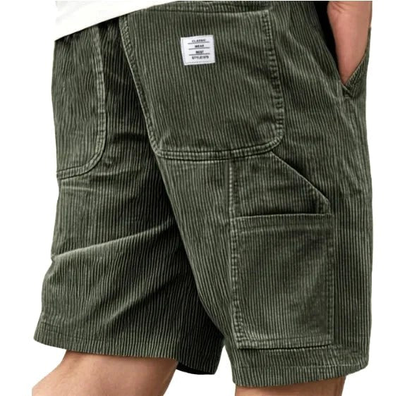 Multi-pocket men's cargo shorts with a relaxed straight cut, practical for everyday use.