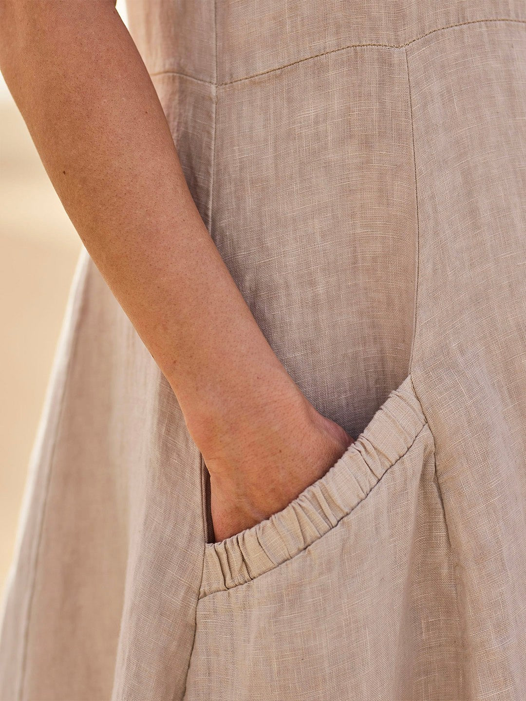 Versatile women's casual dress with pockets, relaxed fit for everyday comfort and style.