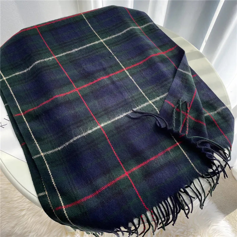 Angela knitted women's scarf: a stylish and warm checkered accessory, perfect for winter outfits.