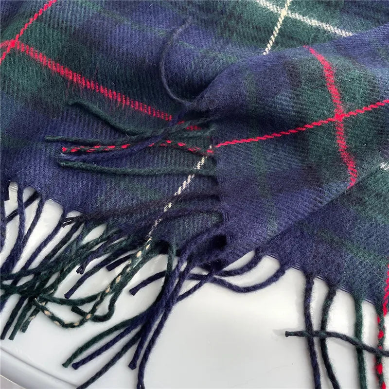 Fashionable women's checkered knitted scarf, made from luxurious cashmere blend, for winter style.