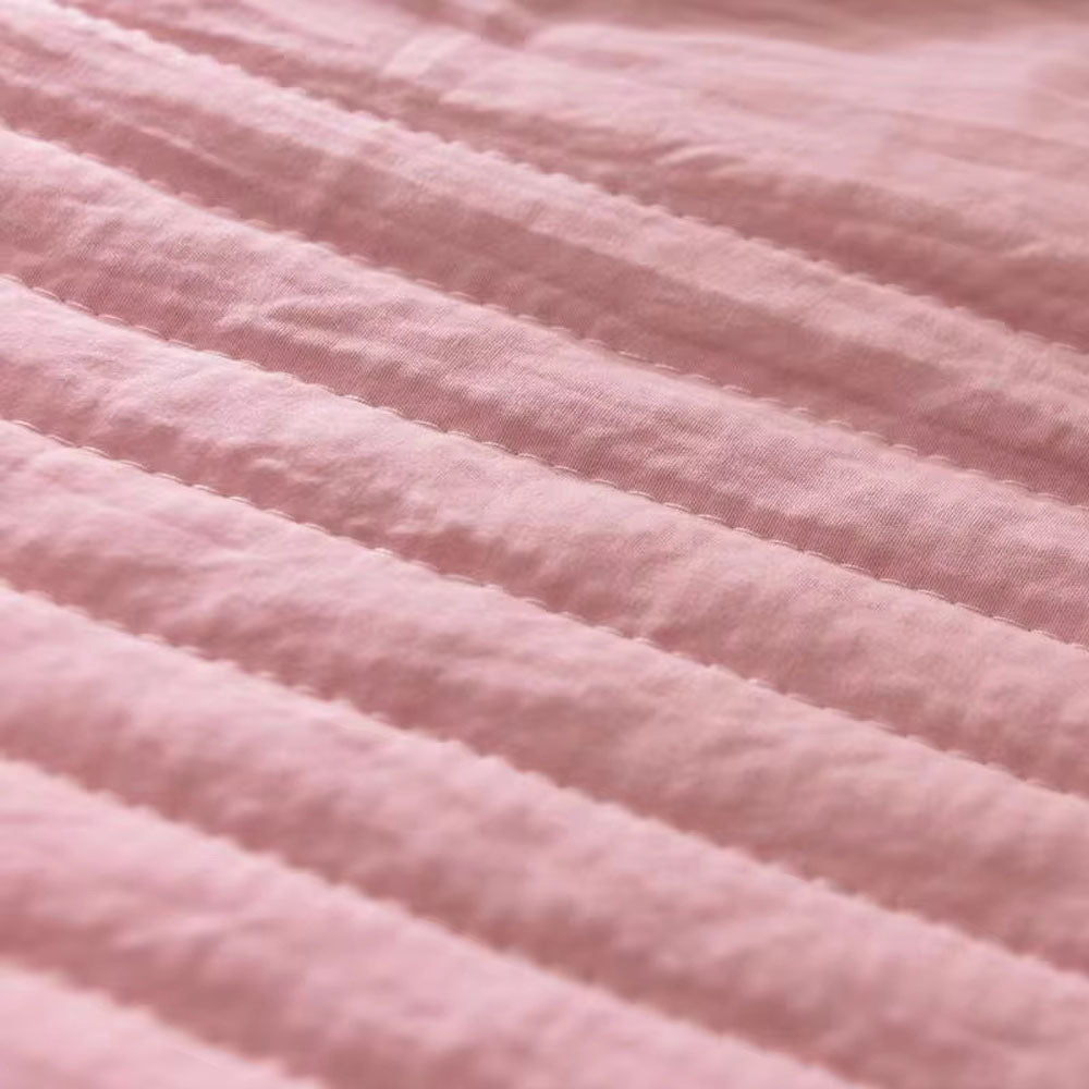 Breathable summer blanket for cooling comfort. Soft and lightweight, perfect for hot nights or relaxing.