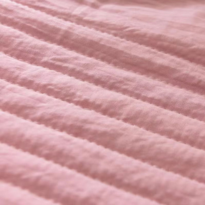 Breathable summer blanket for cooling comfort. Soft and lightweight, perfect for hot nights or relaxing.