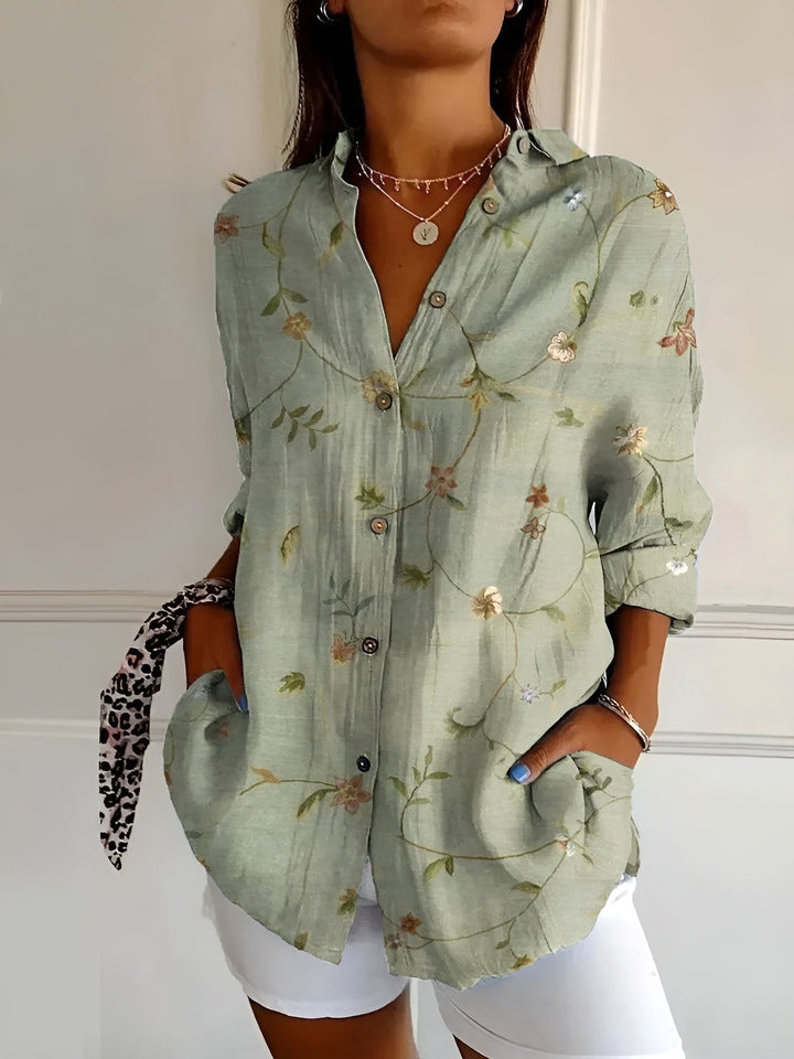 Stylish women's printed fluid blouse in a relaxed fit, perfect for versatile casual and elegant fashion.