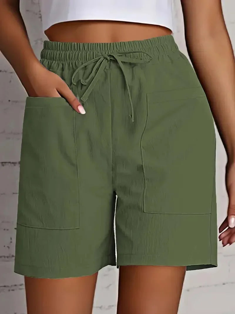 Chic women's bermuda shorts in effortless style, featuring pockets for casual summer outfits.