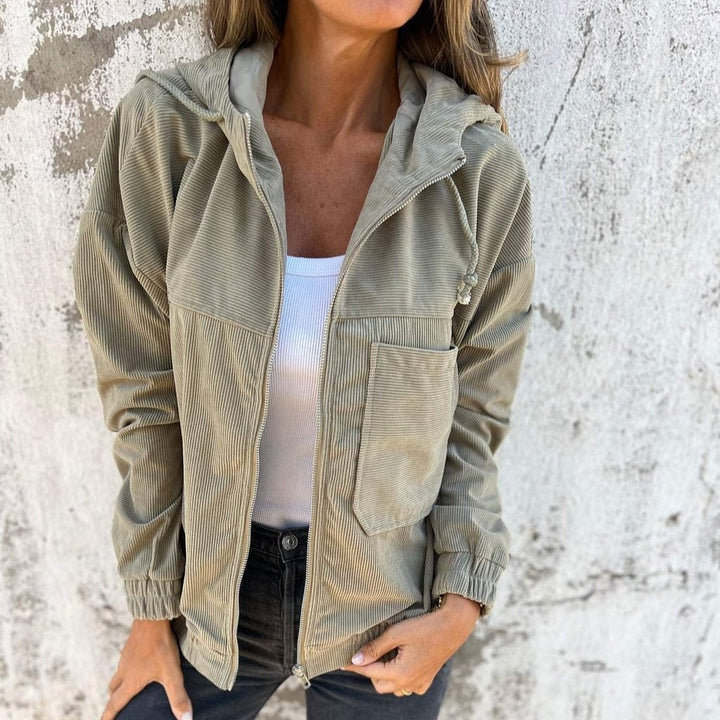 Chic women's hooded jacket, ideal for effortless street style & comfort. Loose fit, perfect for autumn & spring.