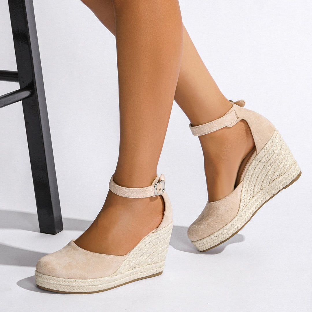 Chic women's woven high-heel sandals, versatile for spring fashion and casual summer outfits.