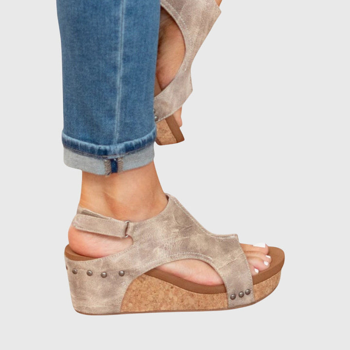 Casual women's orthopedic sandals, open toe design for walking and everyday comfort during summer.