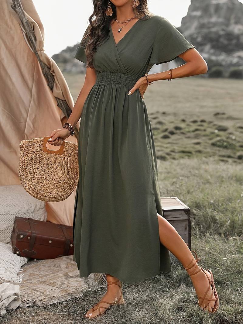 Flowy women's boho maxi dress with a V-neck and long elegant design. Ideal for parties or summer outings.