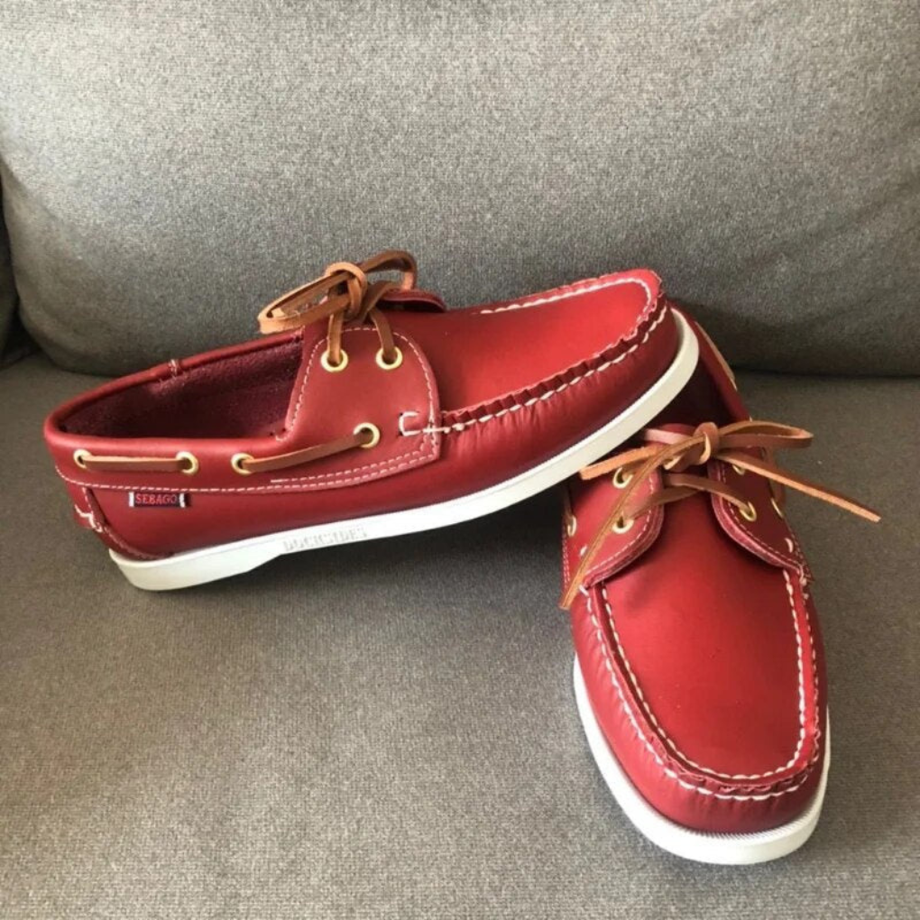 Comfortable men's two-tone lace-up boat shoes, ideal for casual and smart casual outfits, perfect for summer.