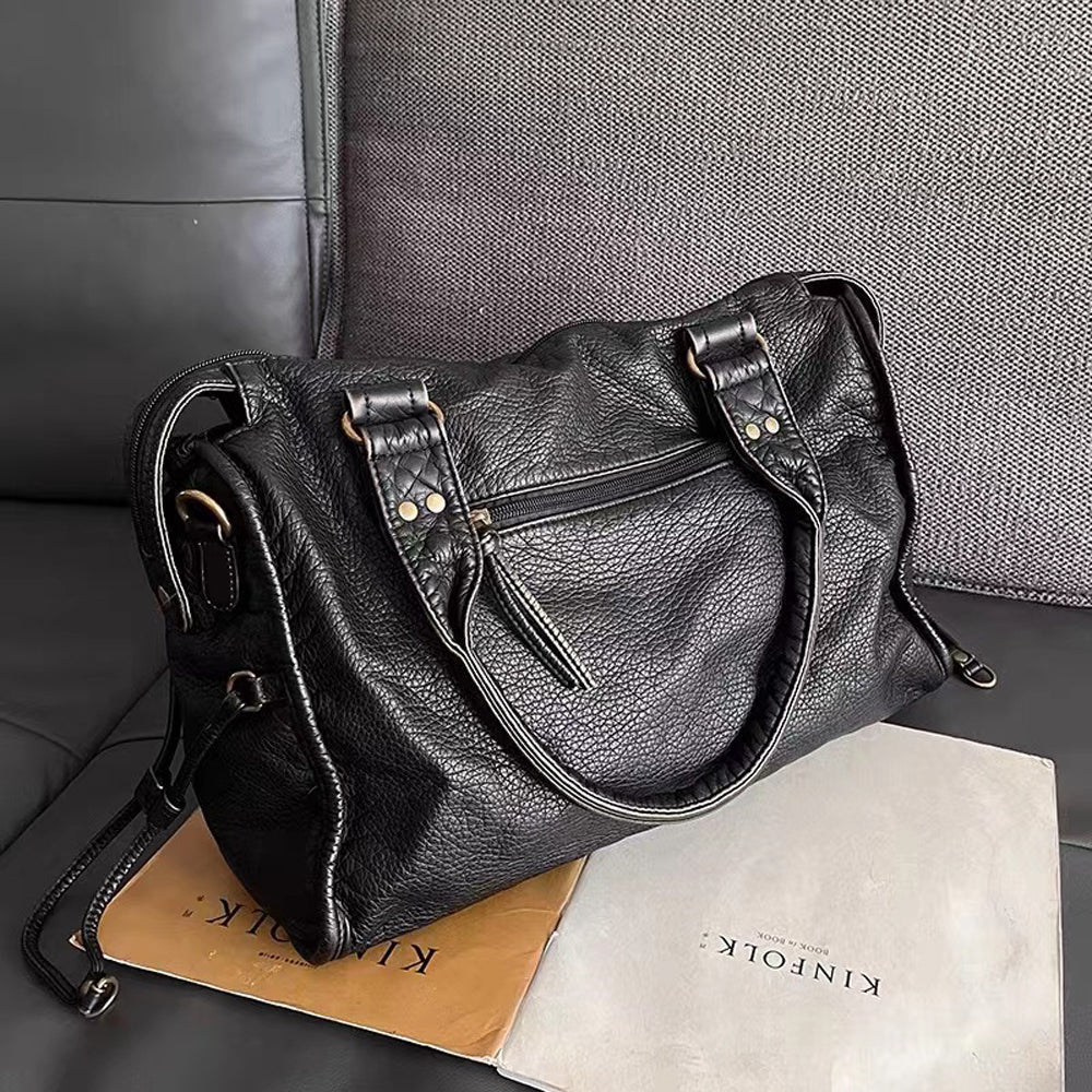 Vintage-inspired black shoulder bag for women. Practical everyday purse with secure closure, a chic accessory.