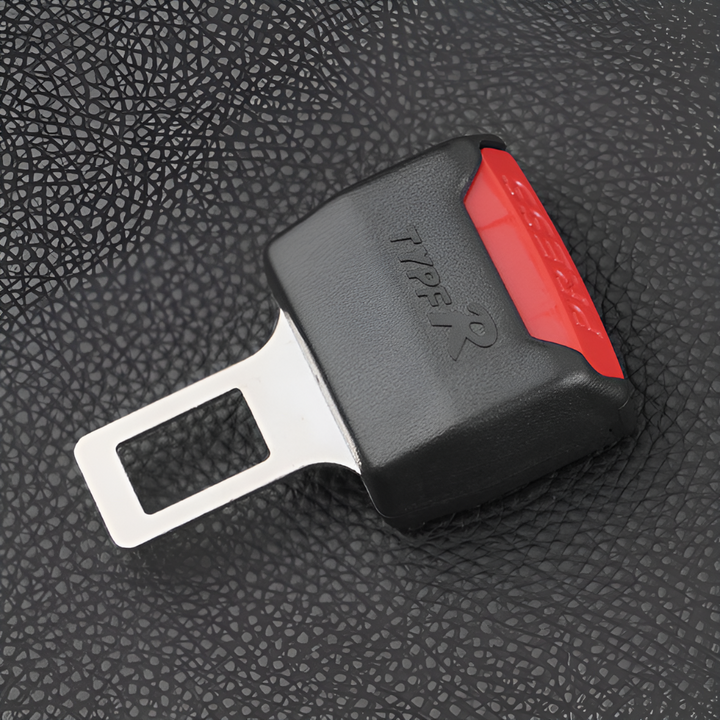 Easy-to-use universal seat belt extender providing extra length for car seats