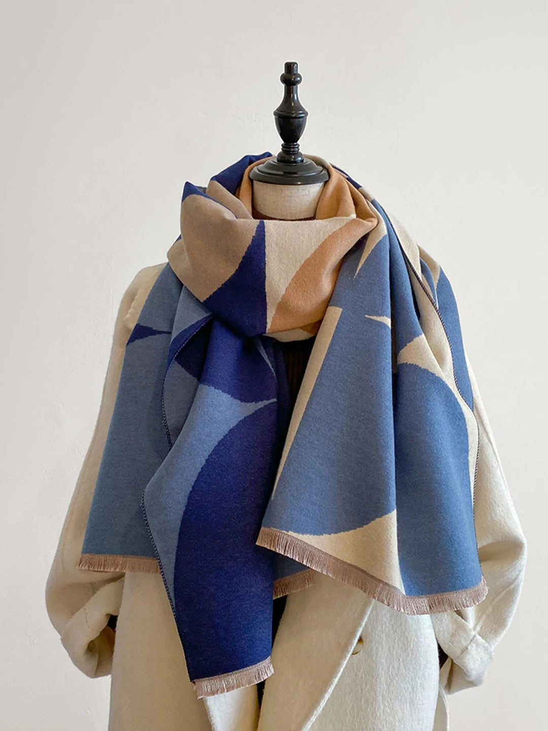 Luxurious soft cashmere scarf for women, reversible and warm, providing ultimate comfort.