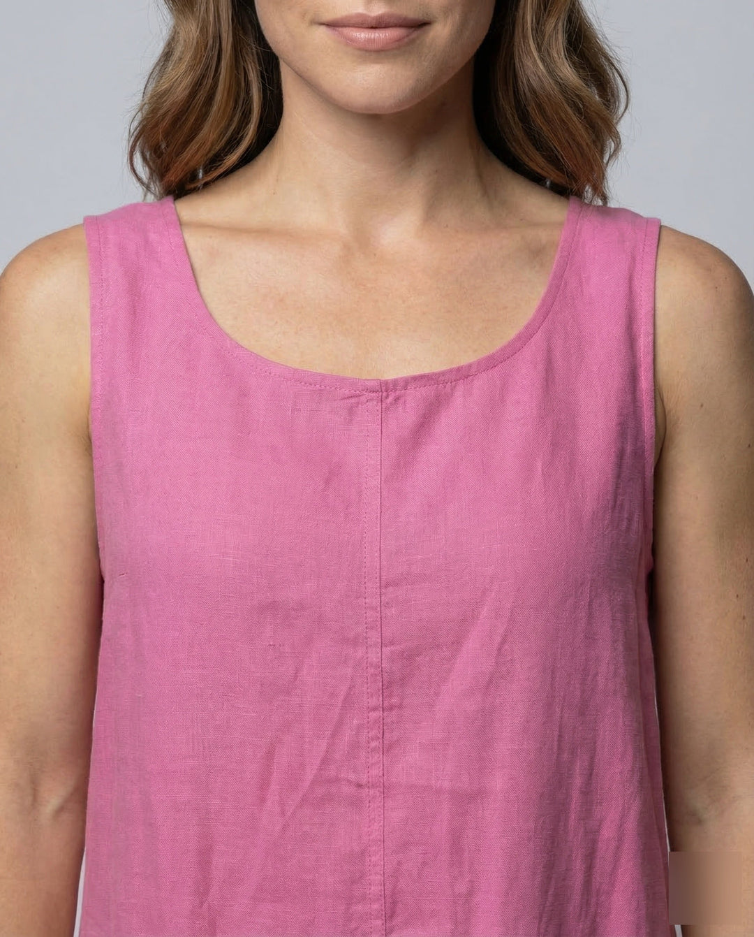 Stylish women's A-line maxi dress, sleeveless design with pockets. Ideal casual summer fashion.