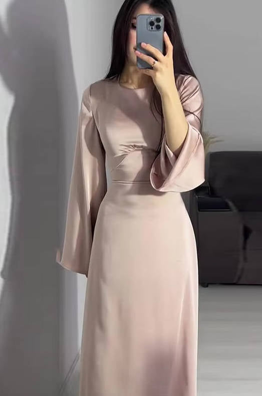 Stunning women's party maxi dress, red, with flared sleeves, ideal for formal occasions.