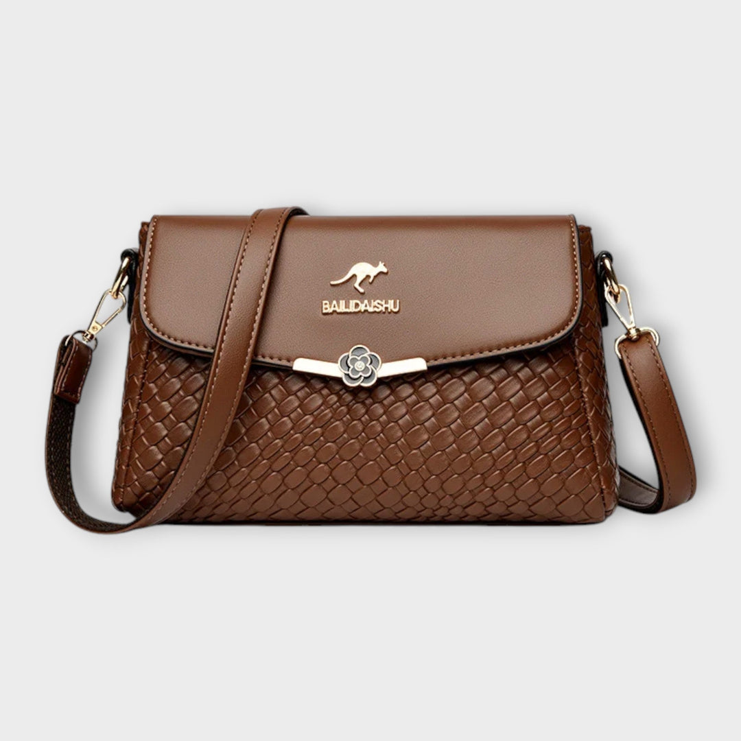 Chic brown women's shoulder bag, an elegant accessory designed for daily use, combining fashion and function.