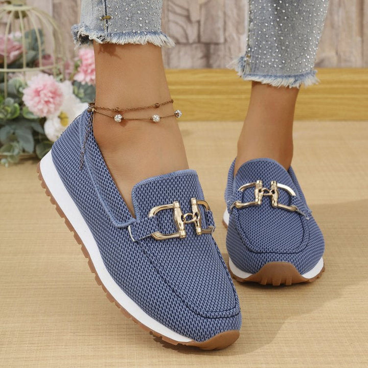 Comfortable women's flat sneakers, minimalist aesthetic, suitable for everyday wear, travel & walking.