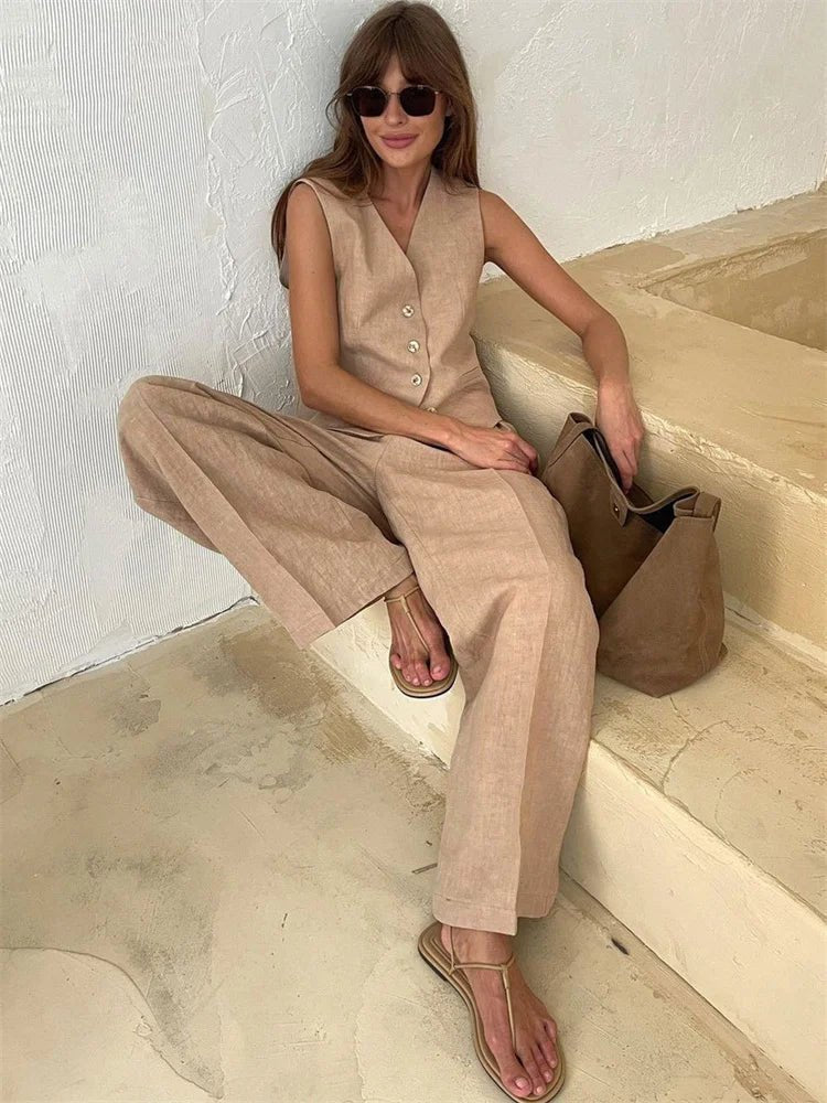 Effortlessly chic women's vest and flowing pleated wide-leg trousers for a stylish summer look.
