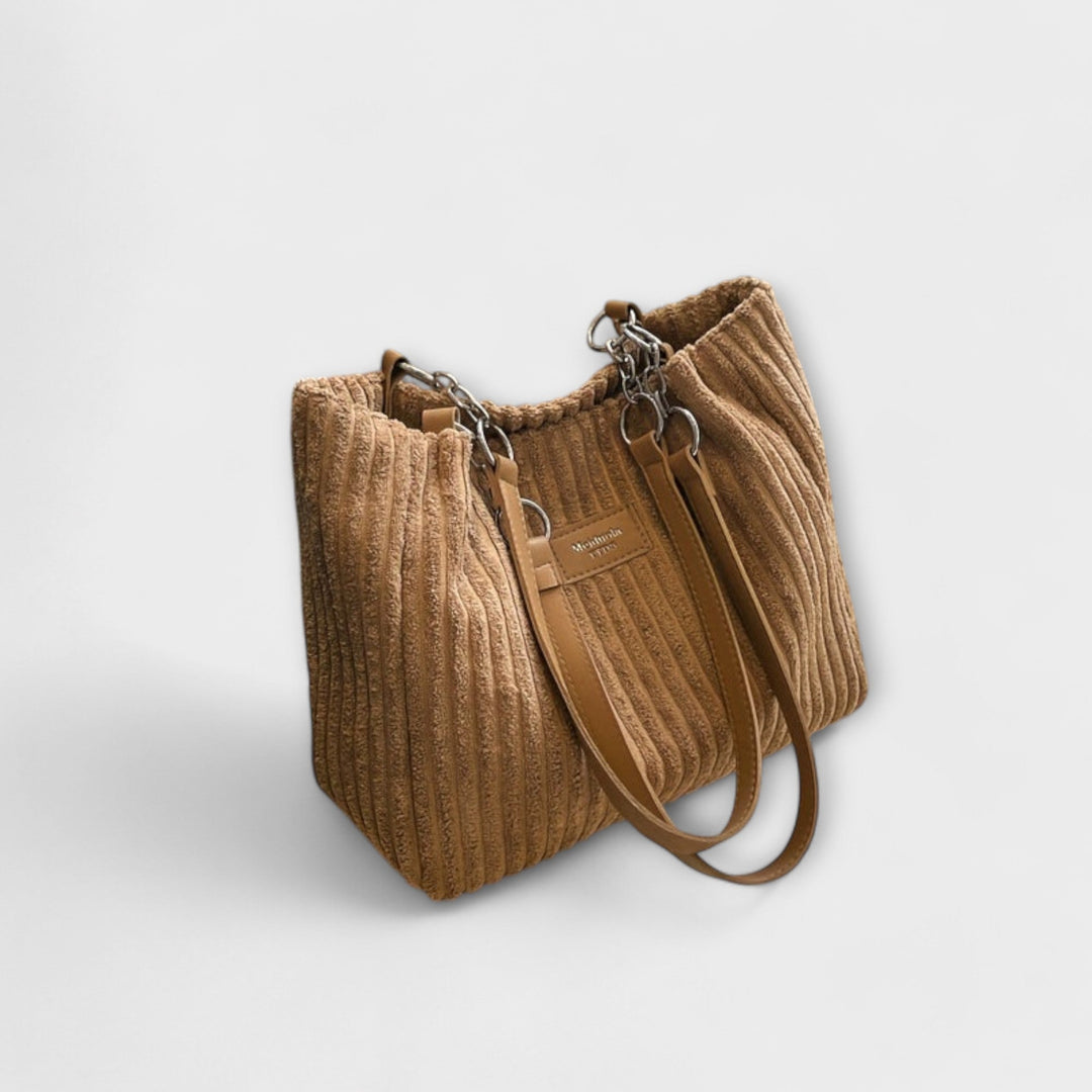 Beige women's trendy shoulder bag, elegant everyday handbag. Modern purse for a stylish, organized look.