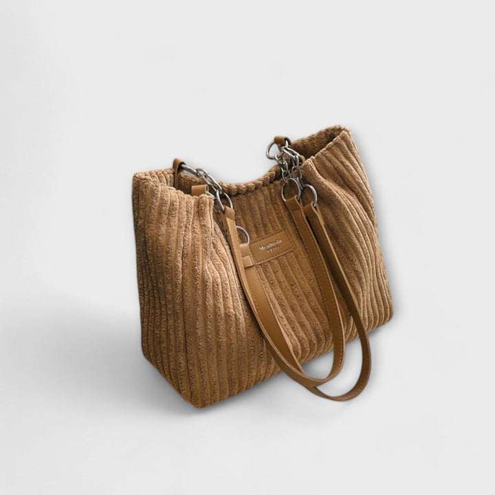 Beige women's trendy shoulder bag, elegant everyday handbag. Modern purse for a stylish, organized look.