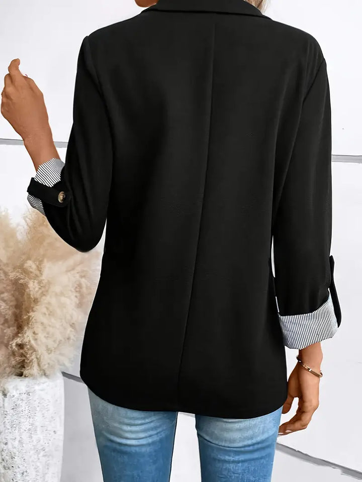 Sophisticated women's single-breasted blazer. Elegant workwear outerwear, perfect for professional style.
