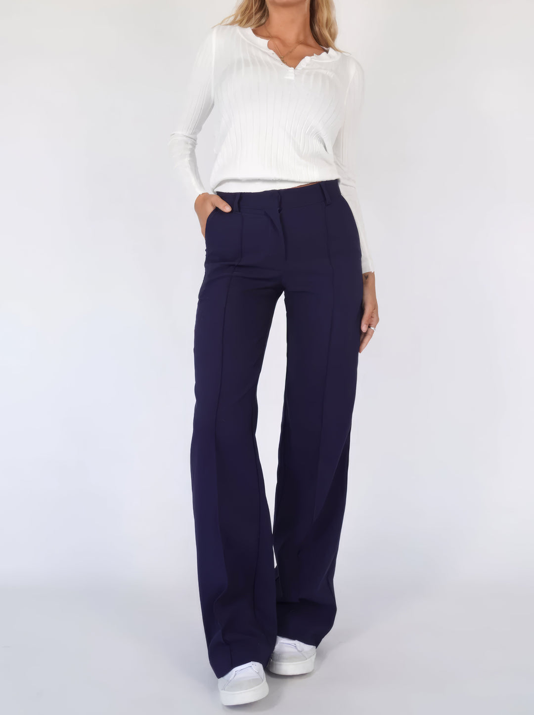 Comfortable and stylish women's wide-leg pants. Relaxed fit with an elastic waist for easy wear.