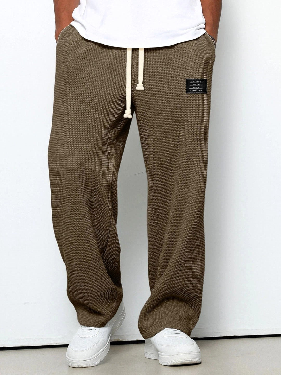 Men's fashion bottom: relaxed straight-leg trousers, essential for a comfortable and stylish daily wardrobe.