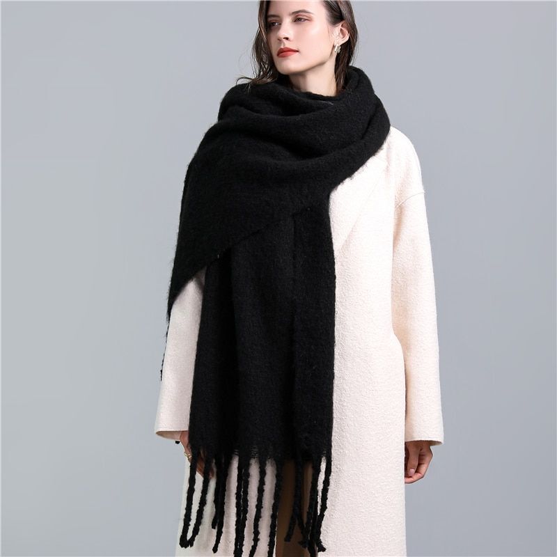 Stylish women's checked winter scarf, featuring a classic pattern & soft fabric for ultimate comfort.