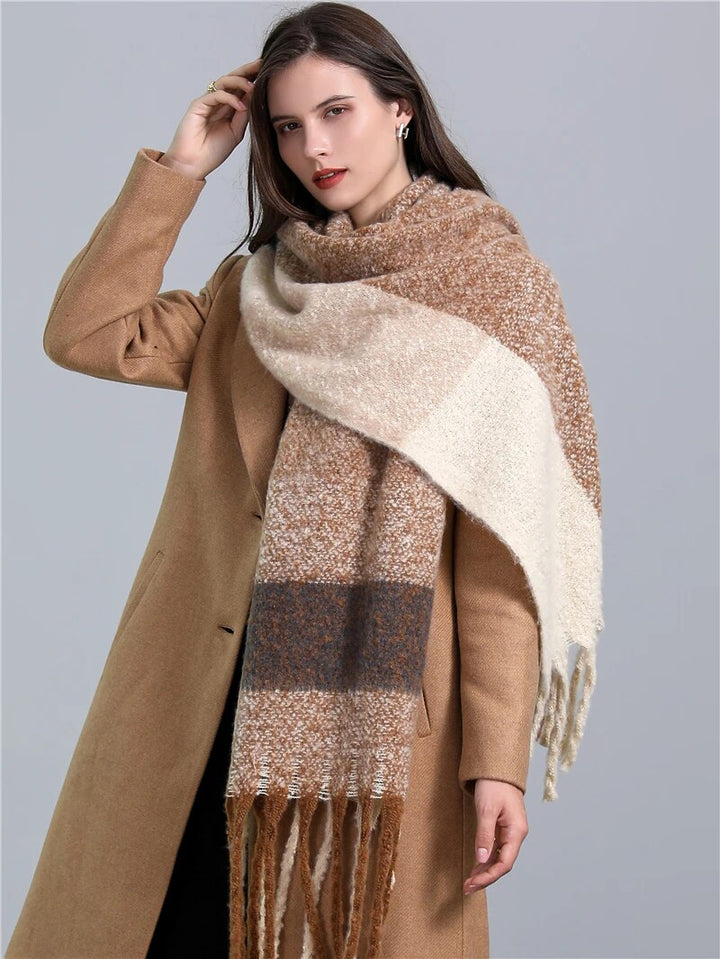 Premium quality women's checked winter scarf, luxuriously soft and warm, a sophisticated accessory.