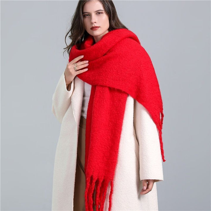 Fashionable women's checked scarf, a versatile and soft winter accessory with a luxurious feel.