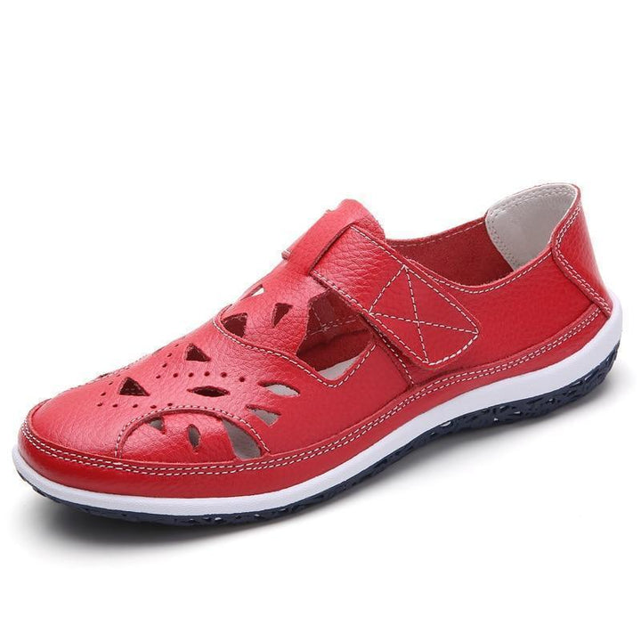 Casual women's closed-toe walking sandals, with adjustable straps for comfort.