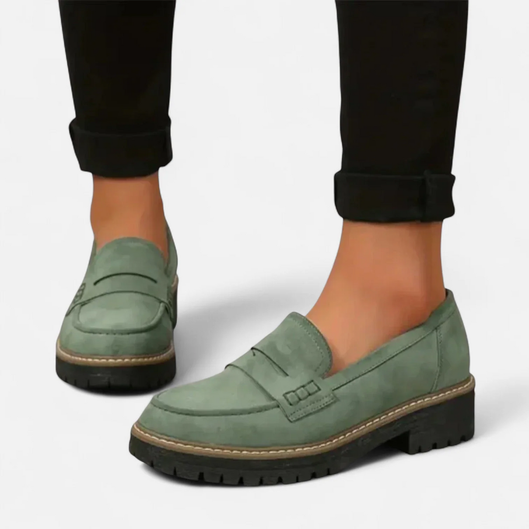 Elegant women's heeled loafers: orthopedic comfort, arch support, & stylish rounded toe for daily chic.