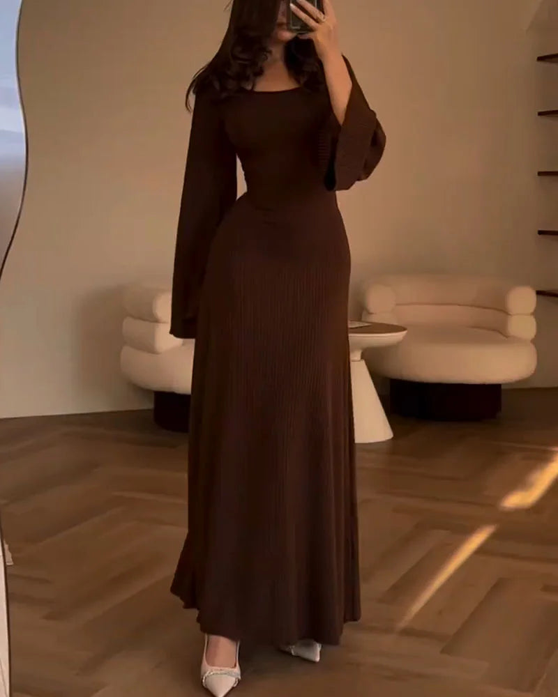 Graceful women's elegant long-sleeve maxi dress, suitable for any chic occasion.