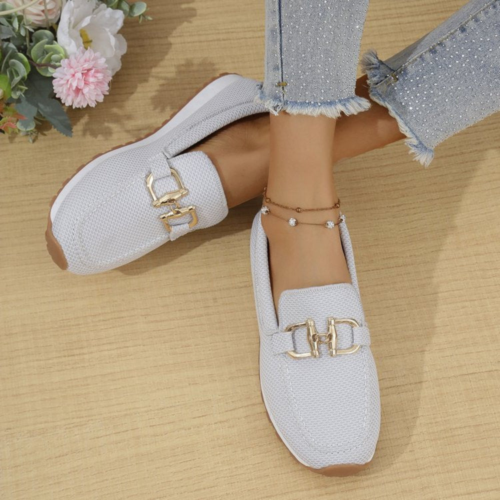 Everyday women's flat sneakers, minimalist design, solid color, ideal for walking, travel, and comfort.