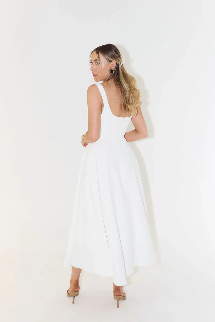 Elegant white sleeveless midi dress, perfect for parties and summer occasions.