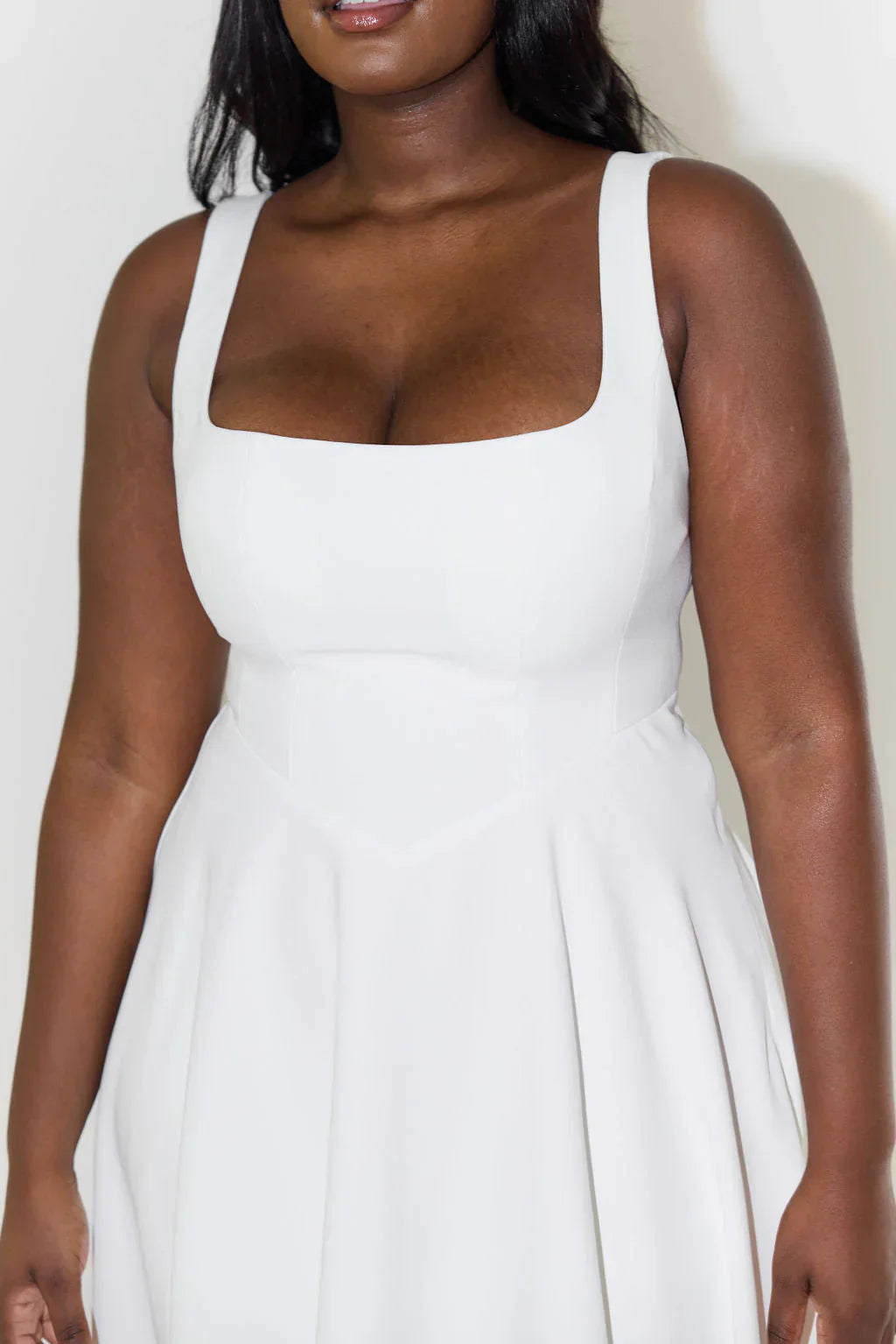 Sleeveless midi dress in white, ideal for a sophisticated party or summer event.