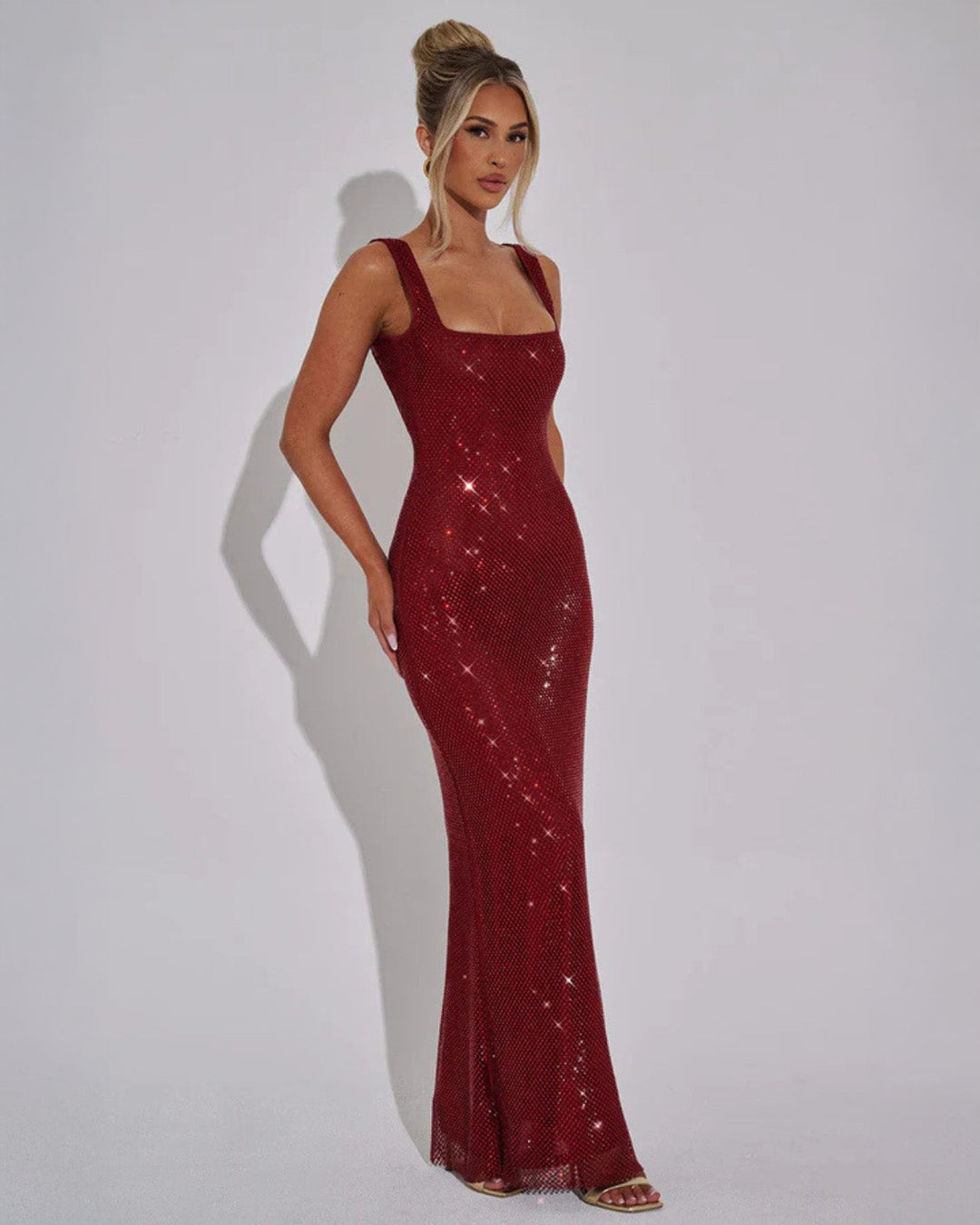 Elegant women's maxi dress in red, ideal for formal events.