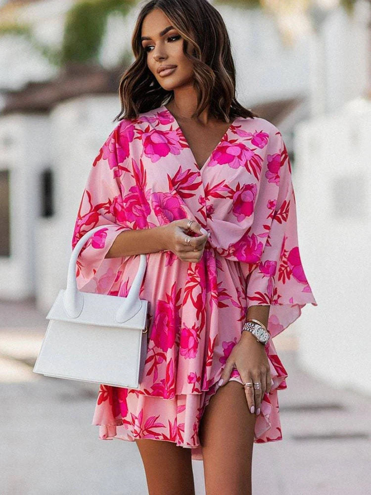 Elegant women's short dress, perfect for parties, featuring a comfortable and stylish fit.