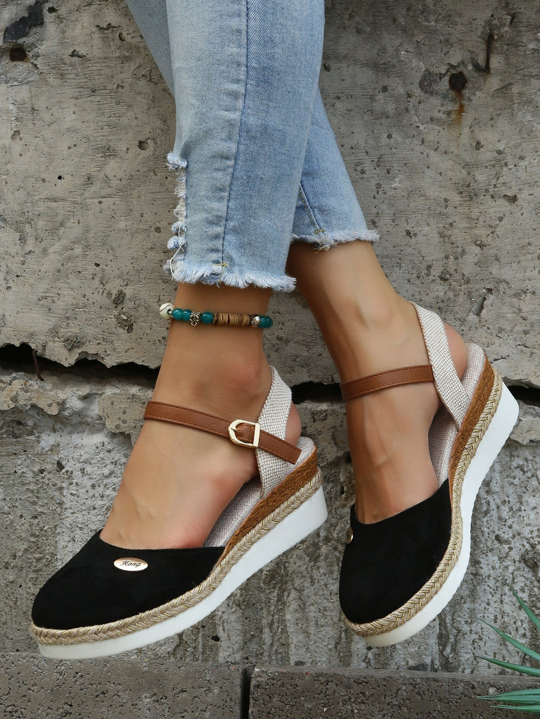 Orthopedic women's espadrilles featuring arch support. Comfortable & chic slip-on flats for summer.