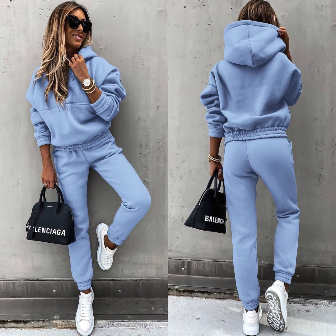 Comfortable women's jogger set, a stylish two-piece tracksuit ideal for casual wear or activewear. Versatile everyday outfit.