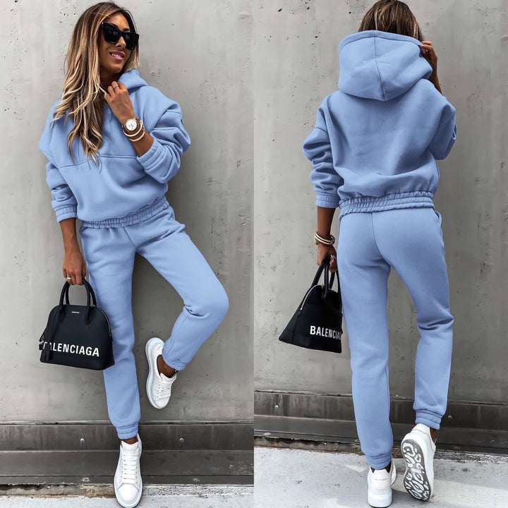 Comfortable women's jogger set, a stylish two-piece tracksuit ideal for casual wear or activewear. Versatile everyday outfit.