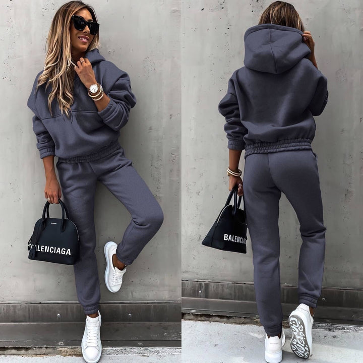 Women's comfortable two-piece tracksuit set. A stylish jogger set for casual wear, lounge, and active lifestyles. Chic design.