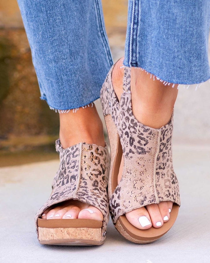 Timeless women's chunky platform wedge sandals, versatile for comfortable everyday summer fashion.