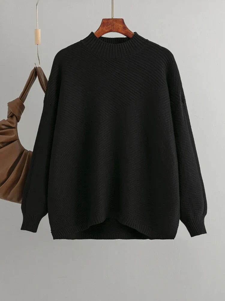 Comfortable women's oversized ribbed sweater, a timeless style essential for versatile everyday outfits.