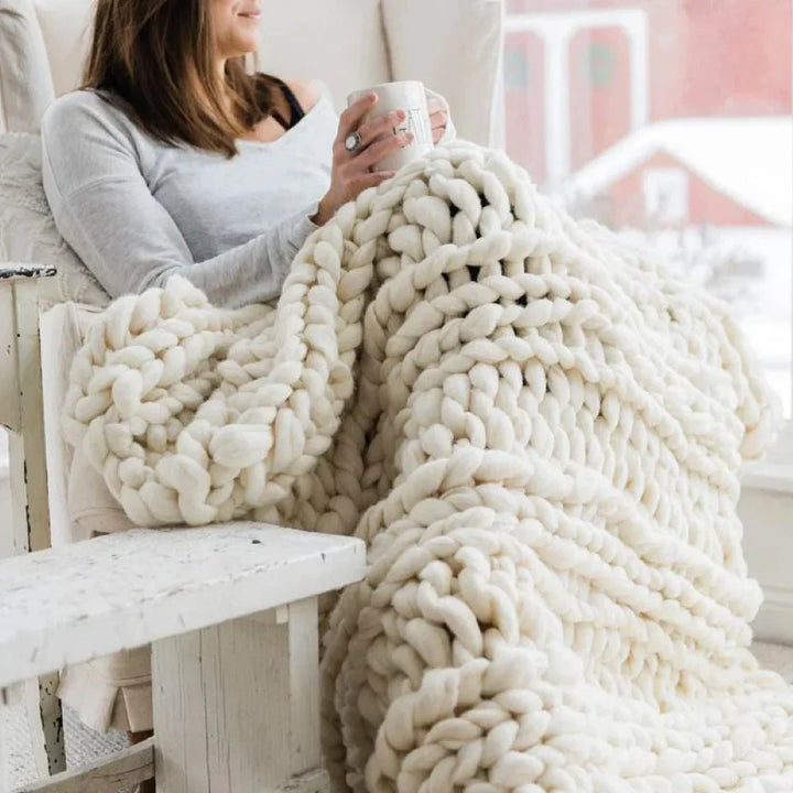 Premium super chunky yarn (1000g) for crafting ultra-cozy, thick throw blankets.
