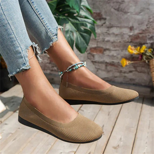 Fashionable women's everyday slip-on ballet flats, featuring a comfortable round toe and versatile design.