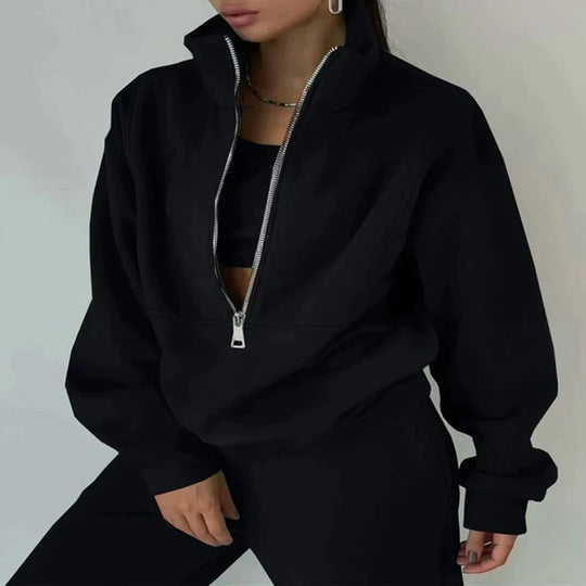 Fashionable women's sportswear: comfortable 2-piece tracksuit, great for training, jogging & leisure.