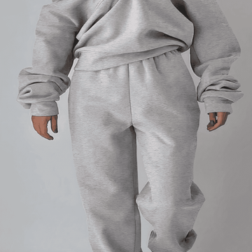 Versatile women's activewear set: comfortable 2-piece jogger outfit, blending style & function.