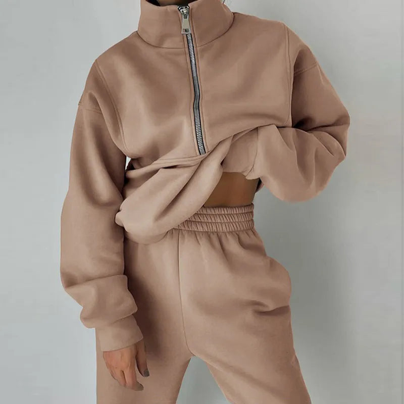 Women's comfortable 2-piece training set in activewear jogger style. Ideal for workouts & loungewear.